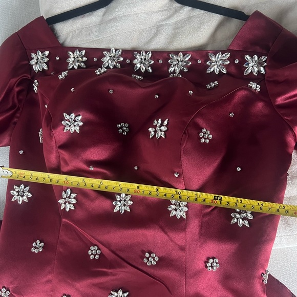 Elegant Burgundy Gown with Floral Embellishments - Picture 11 of 13